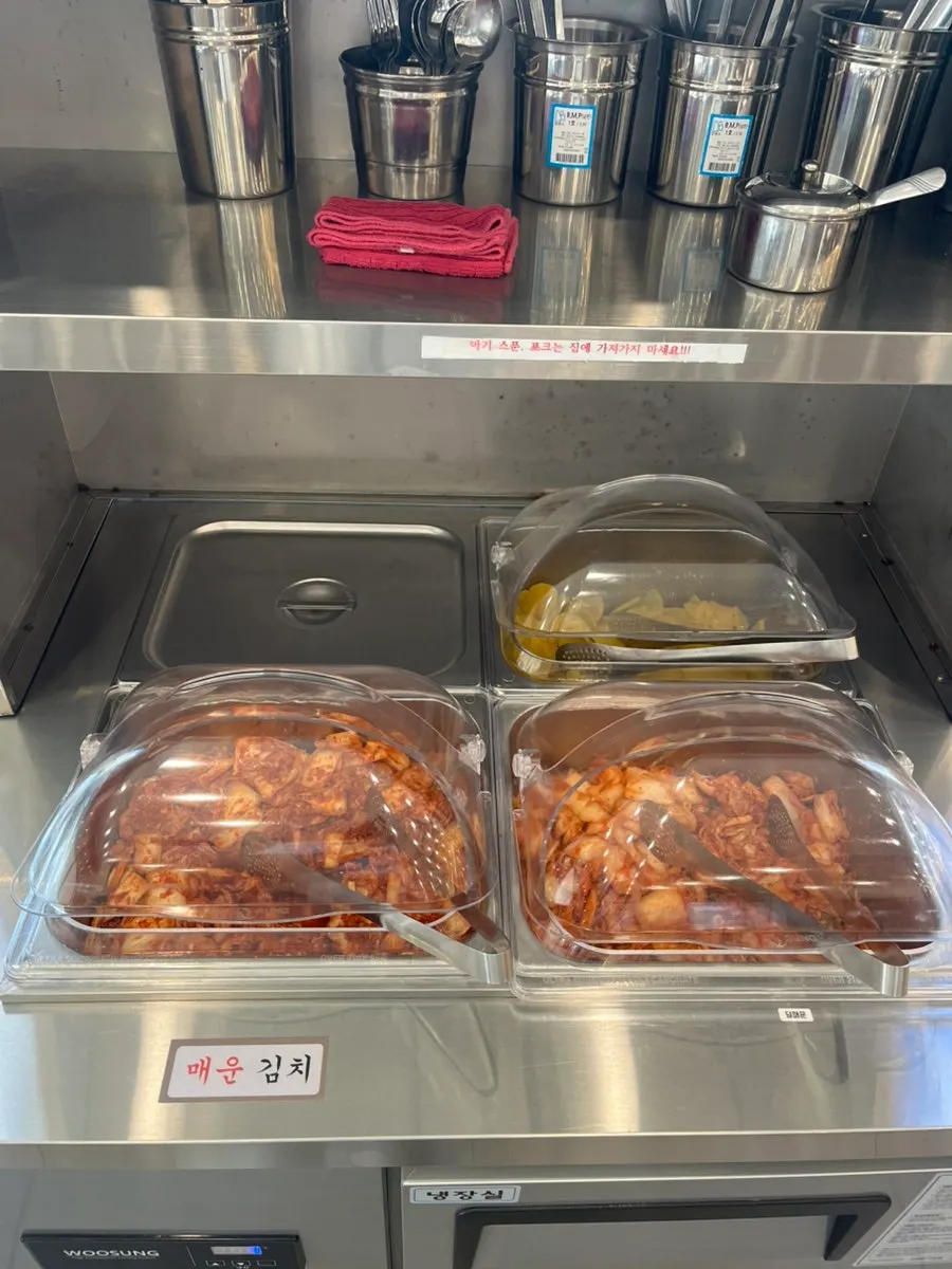 Bar layan diri untuk ambil kimchi dan danmuji