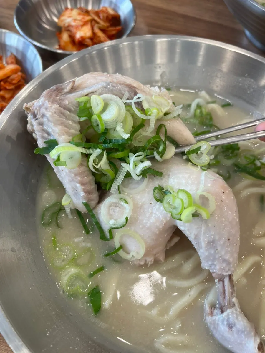 Separuh ekor ayam bersaiz semangkuk