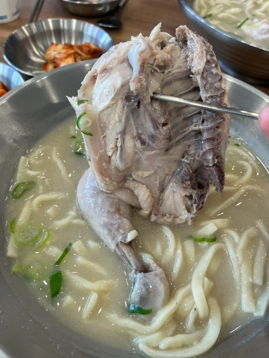 Close-up separuh ekor ayam yang terletak atas kuah