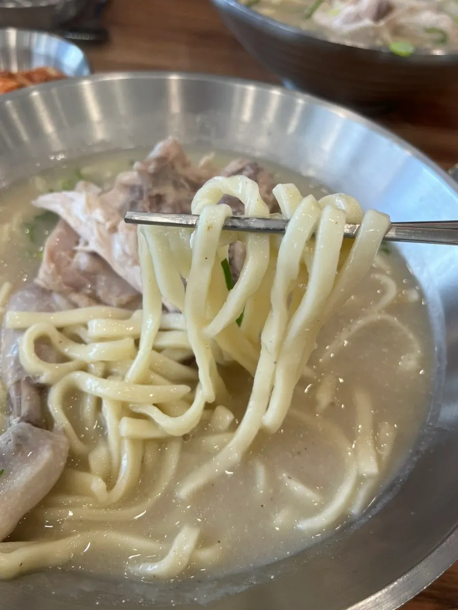 Mi buatan sendiri yang kenyal diangkat dengan penyepit