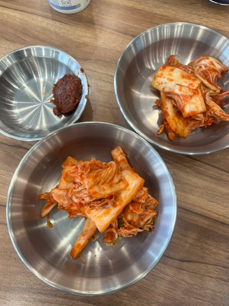 Kimchi pedas dan kurang pedas yang diambil dari bar layan diri