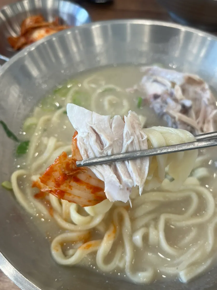 Pinggan kimchi yang dimakan bersama dak kalguksu
