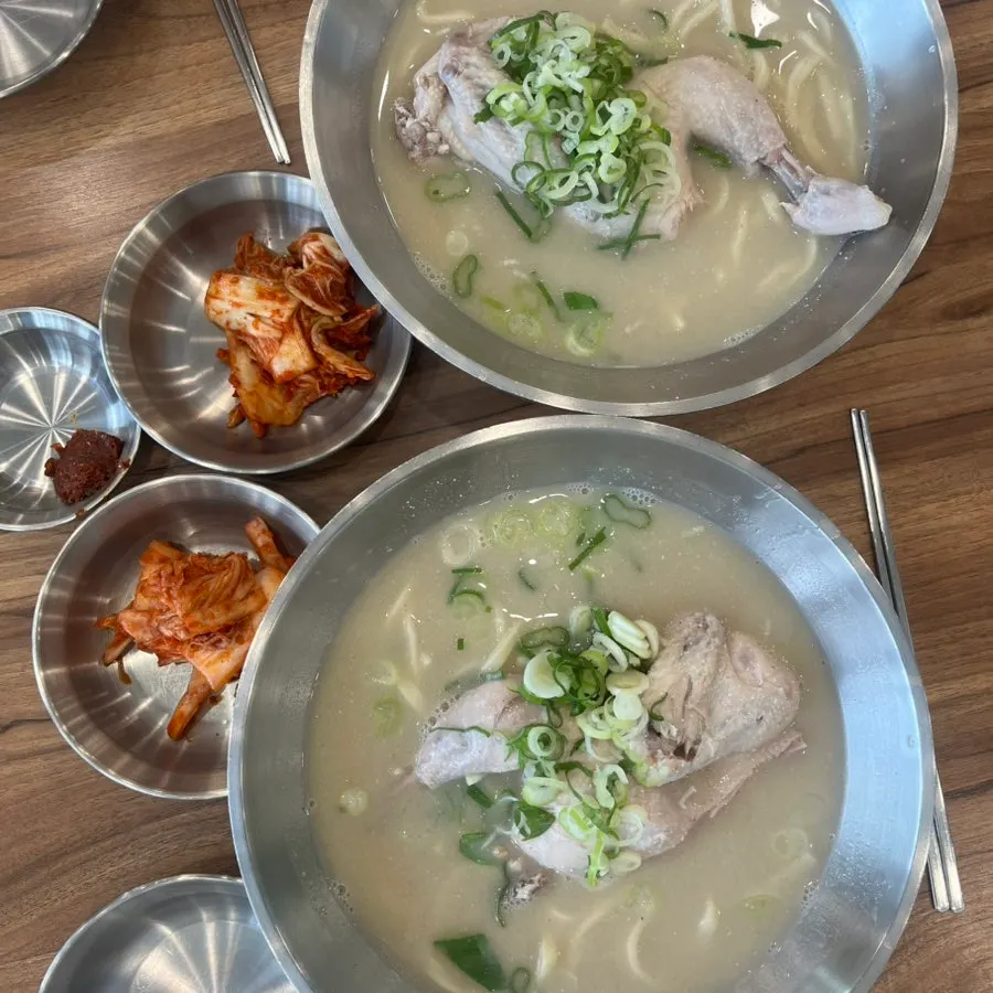 Mangkuk dak kalguksu yang sudah habis dimakan sebagai makan tengah hari yang mengenyangkan