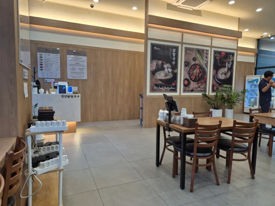The neatly arranged interior of Eonyang Dak Kalguksu Songdo Branch