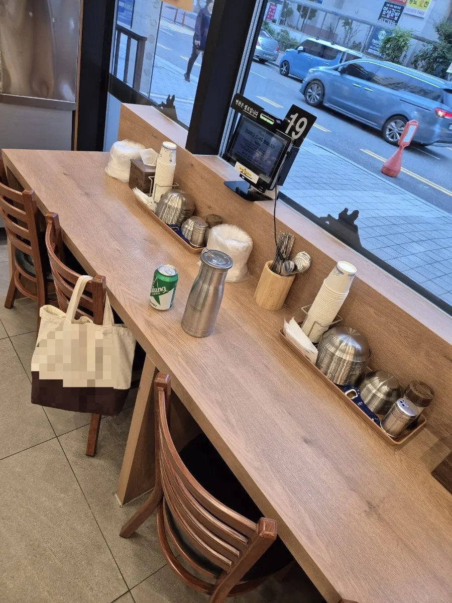 Window-side single seat