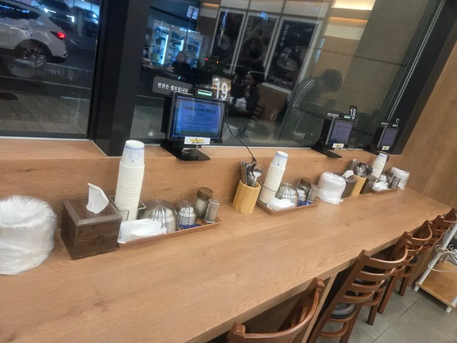여러 명이 앉을 수 있는 매장 테이블 좌석