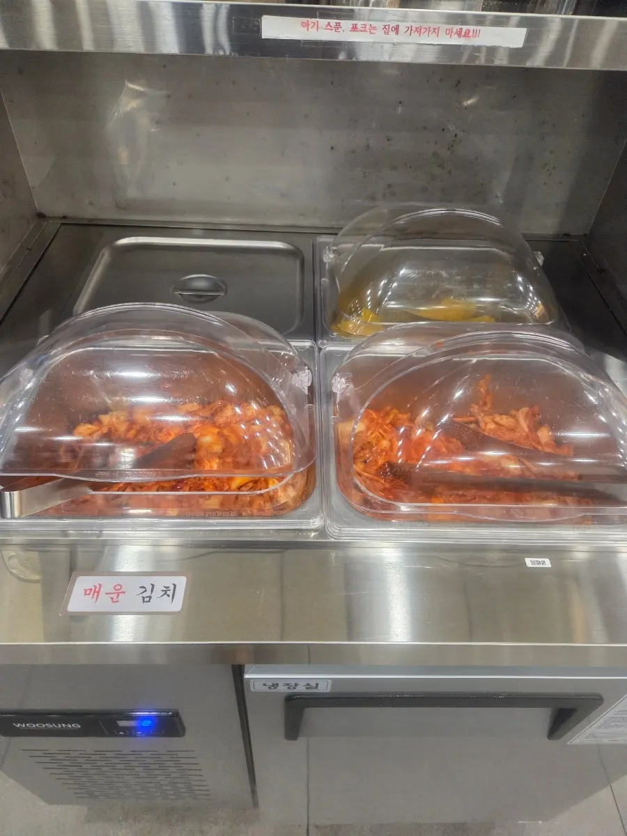 겉절이와 단무지를 담아 가는 셀프 반찬 코너