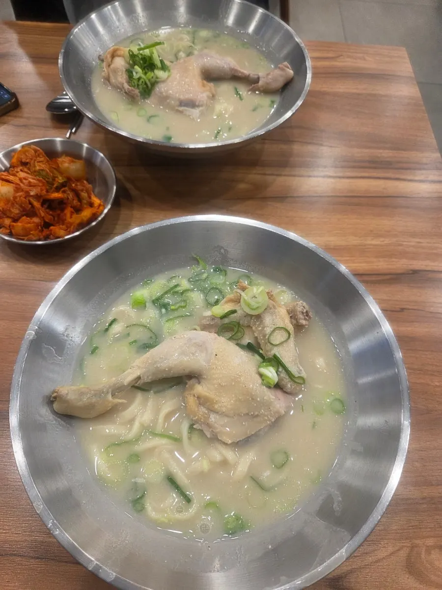 뽀얀 육수의 닭칼국수 한 그릇 상차림