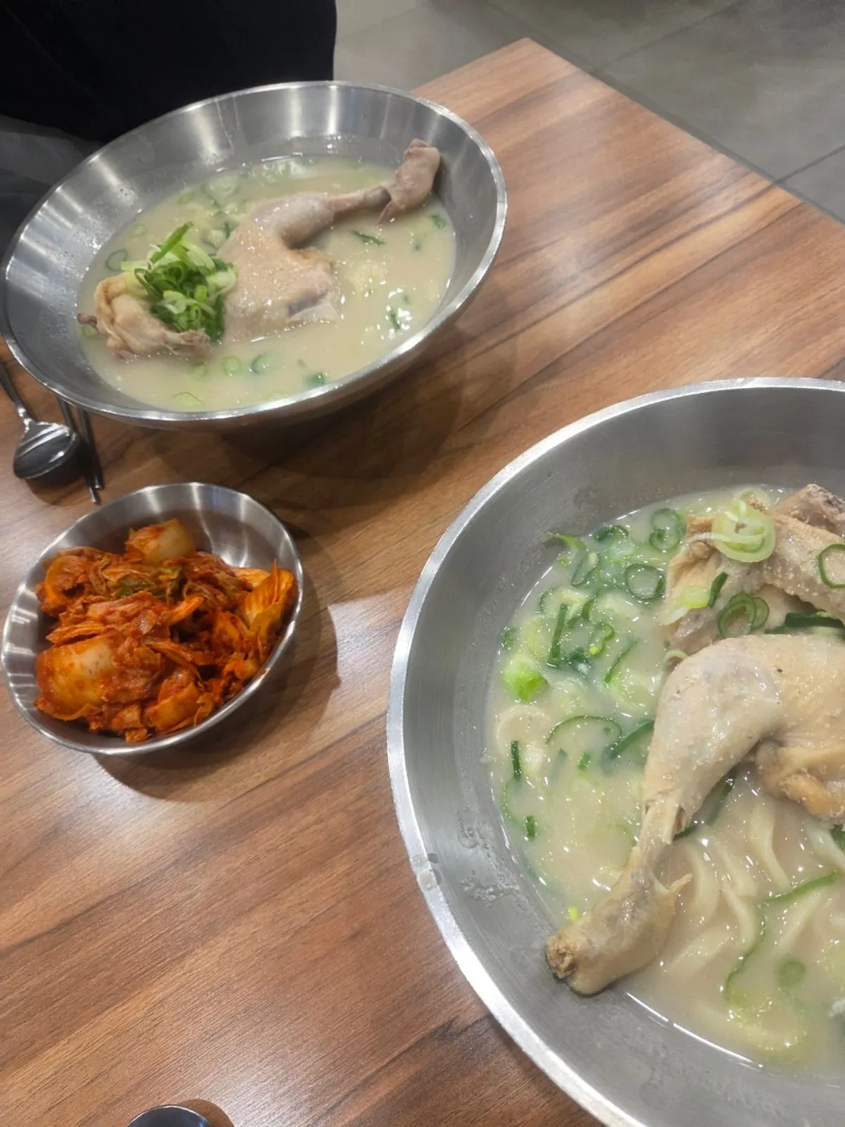 닭 반 마리가 올라간 닭칼국수 클로즈업