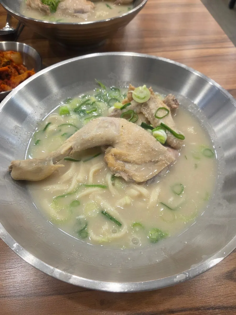 통째로 올라간 닭고기와 칼국수 면발