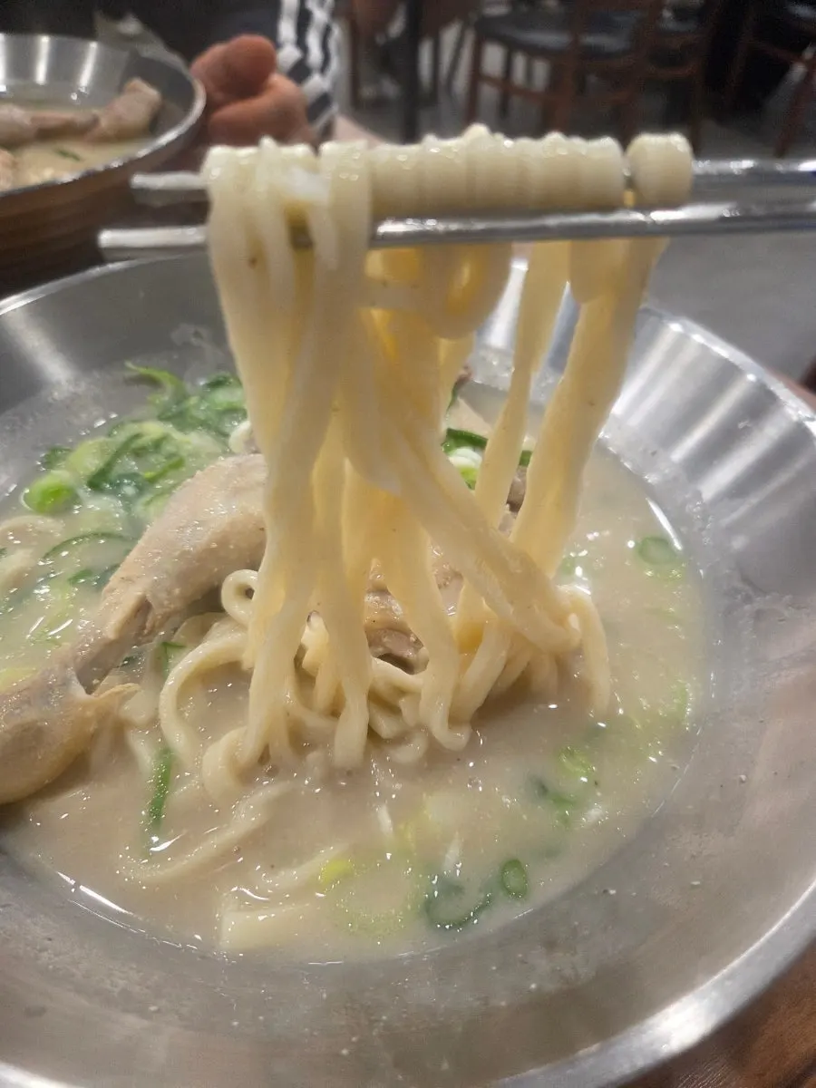 발라낸 닭고기 살과 겉절이를 곁들인 모습