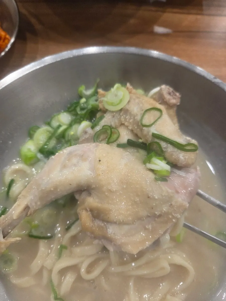 면과 닭고기를 덜어 먹는 닭칼국수