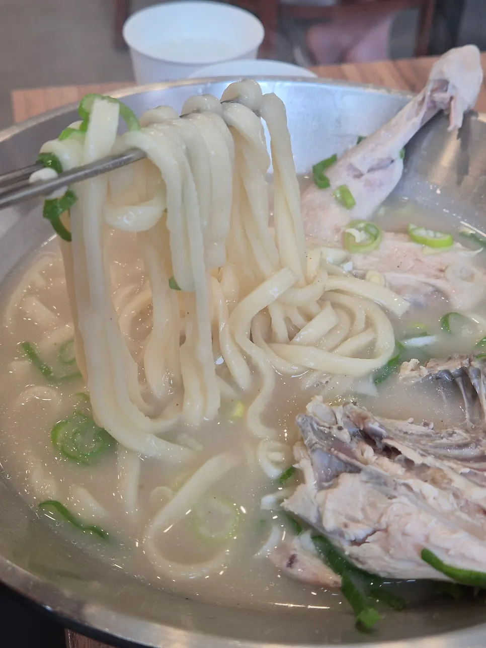 Overview of the Eonyang Dak Kalguksu storefront in Songdo