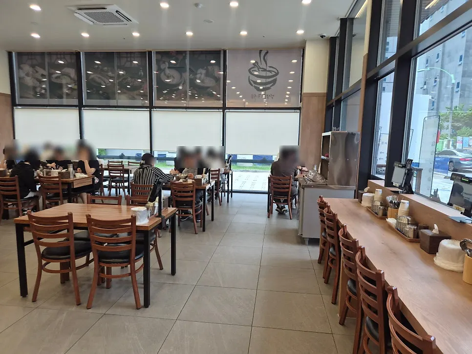 Interior hall of Eonyang Dak Kalguksu Incheon Songdo Branch