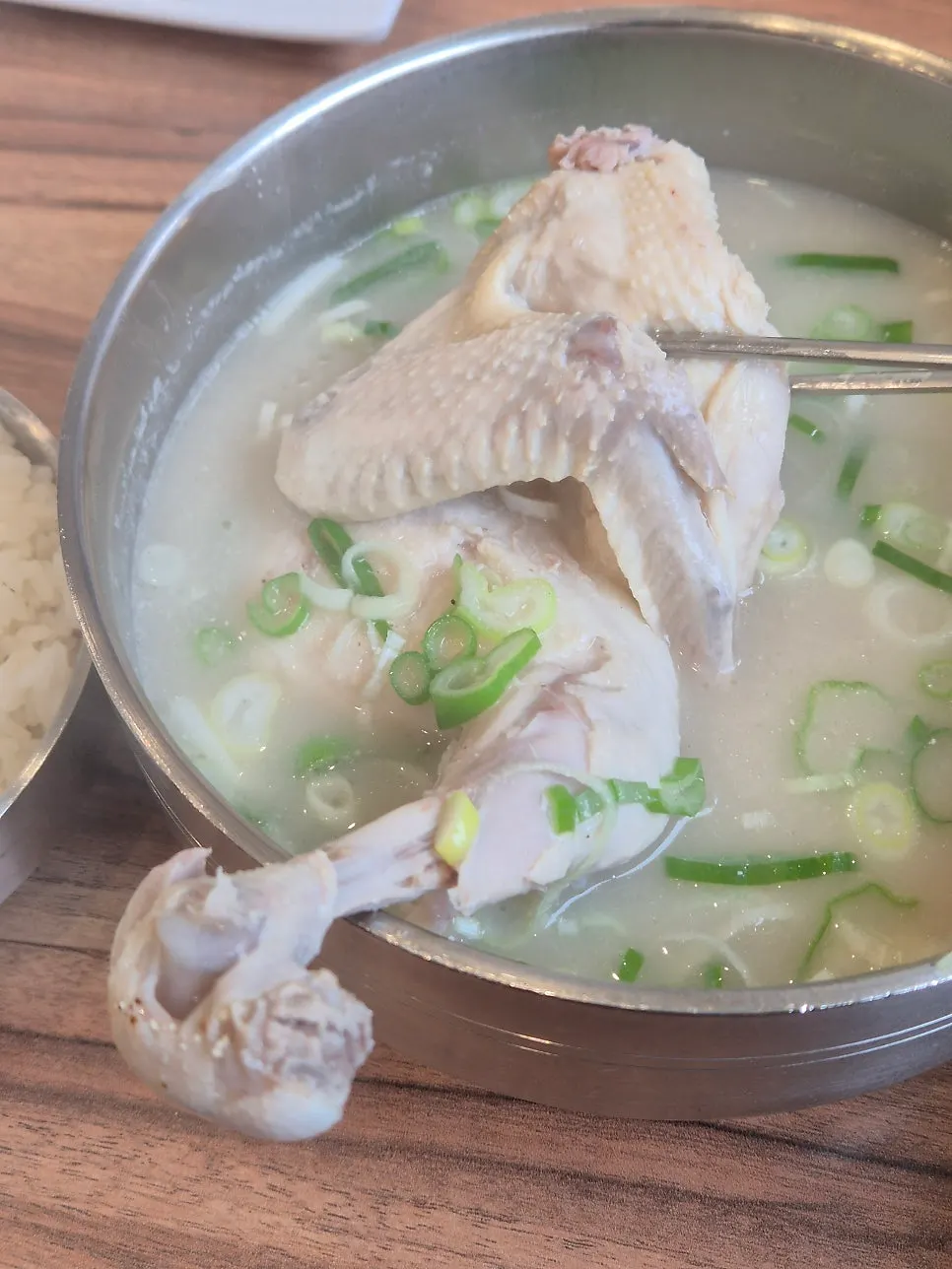 Clear chicken gomtang topped with plenty of green onion