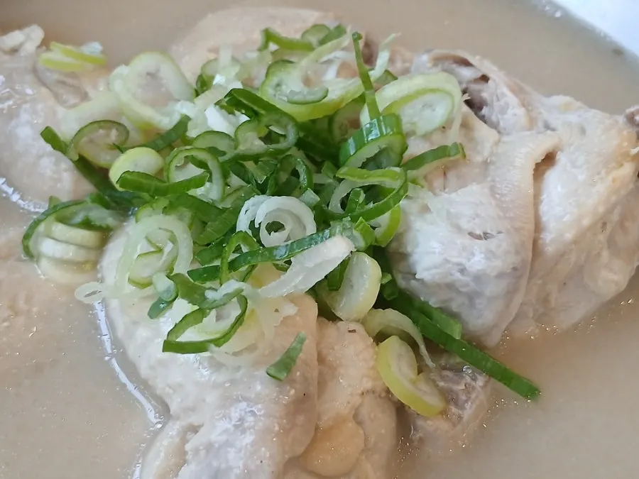 닭고기가 푸짐하게 담긴 닭곰탕 한 그릇