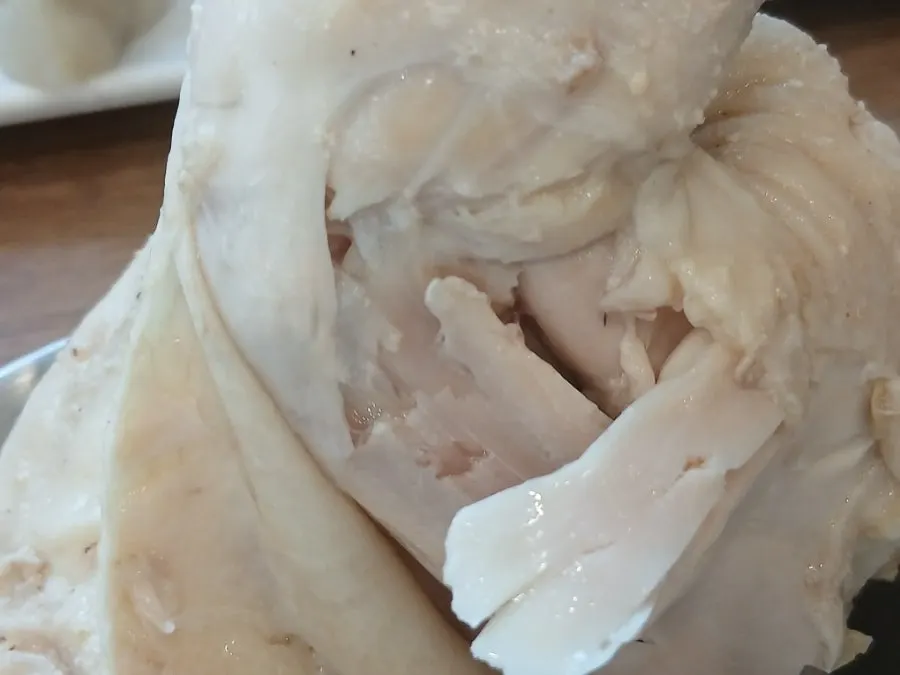 닭추가로 넉넉해진 닭곰탕 닭고기