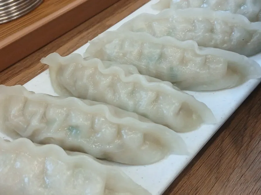 닭고기를 밥에 올린 한 숟가락