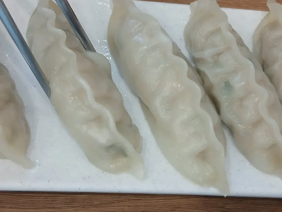 닭곰탕과 함께 놓인 쫄깃만두 한 접시