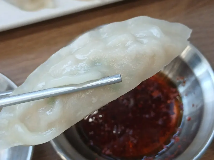 밥에 닭고기를 올려 먹는 닭곰탕