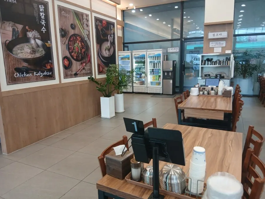 닭곰탕 그릇과 반찬이 놓인 자리