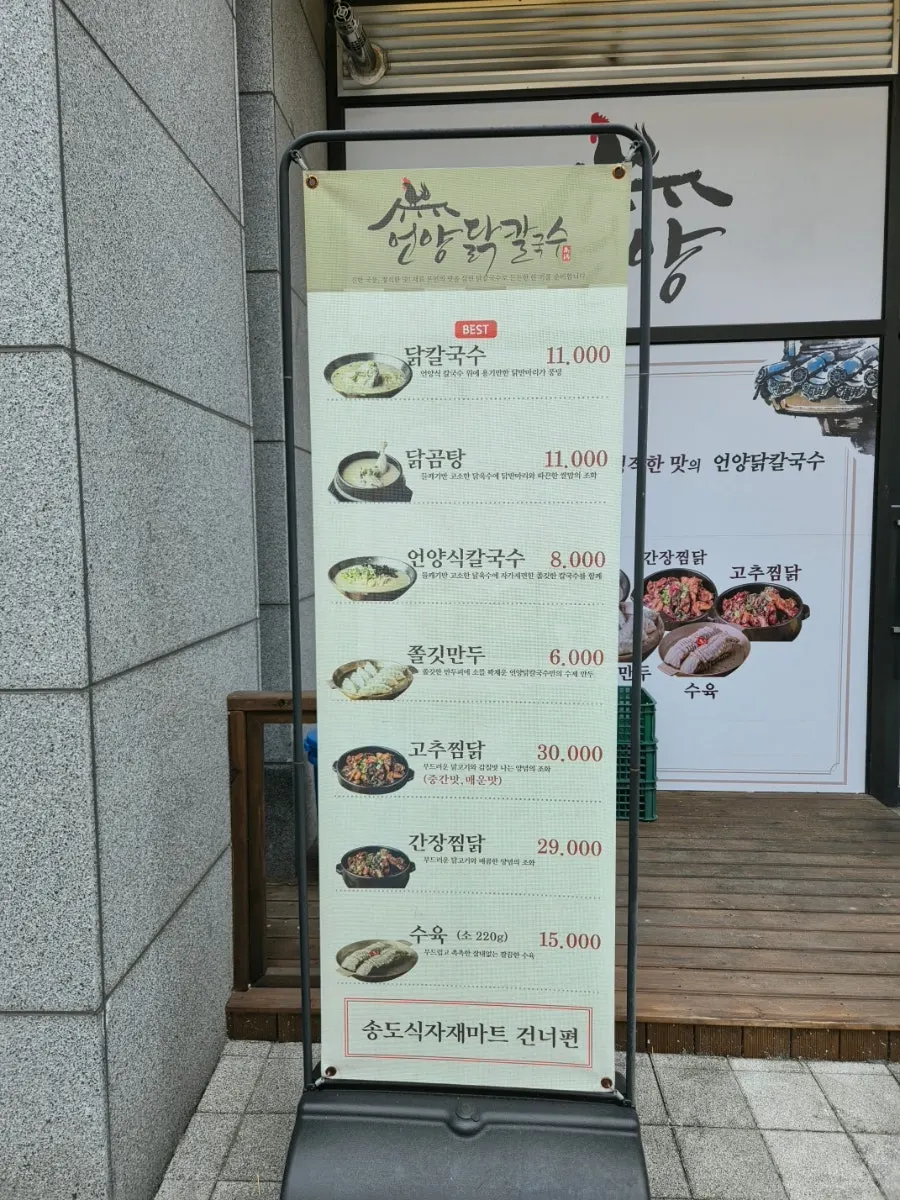 넓고 테이블 간격이 널찍한 매장 내부
