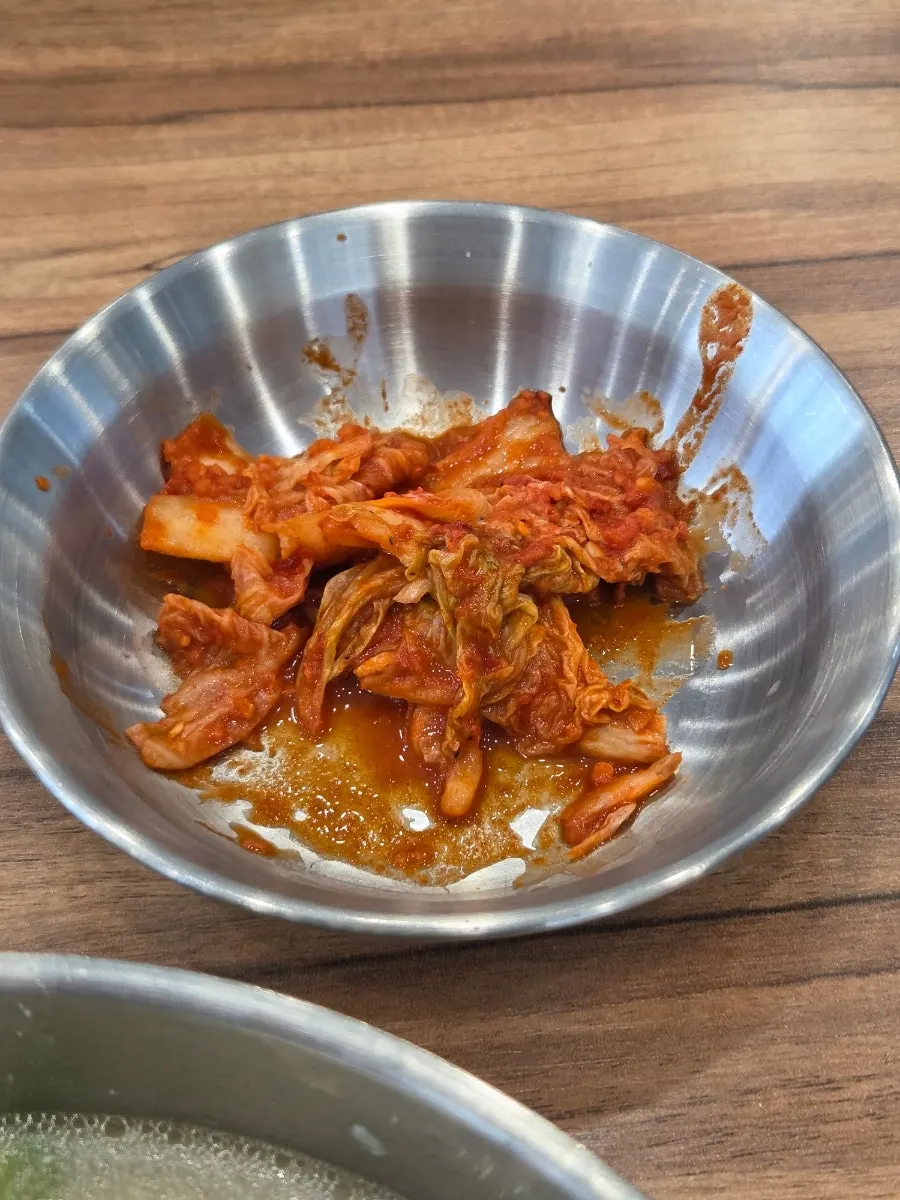 접시에 반반 담은 매운김치와 덜 매운김치