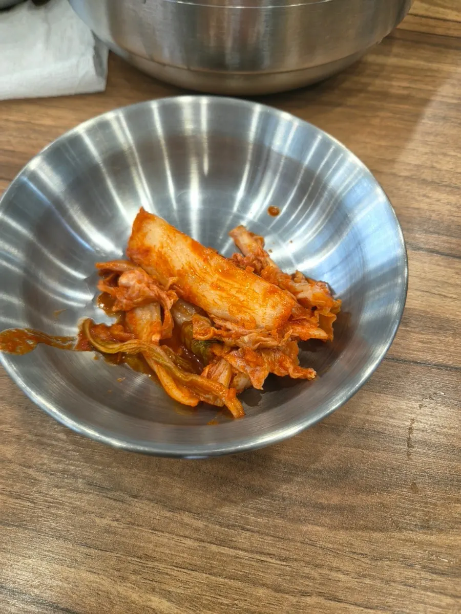 아삭한 덜 매운김치 접시