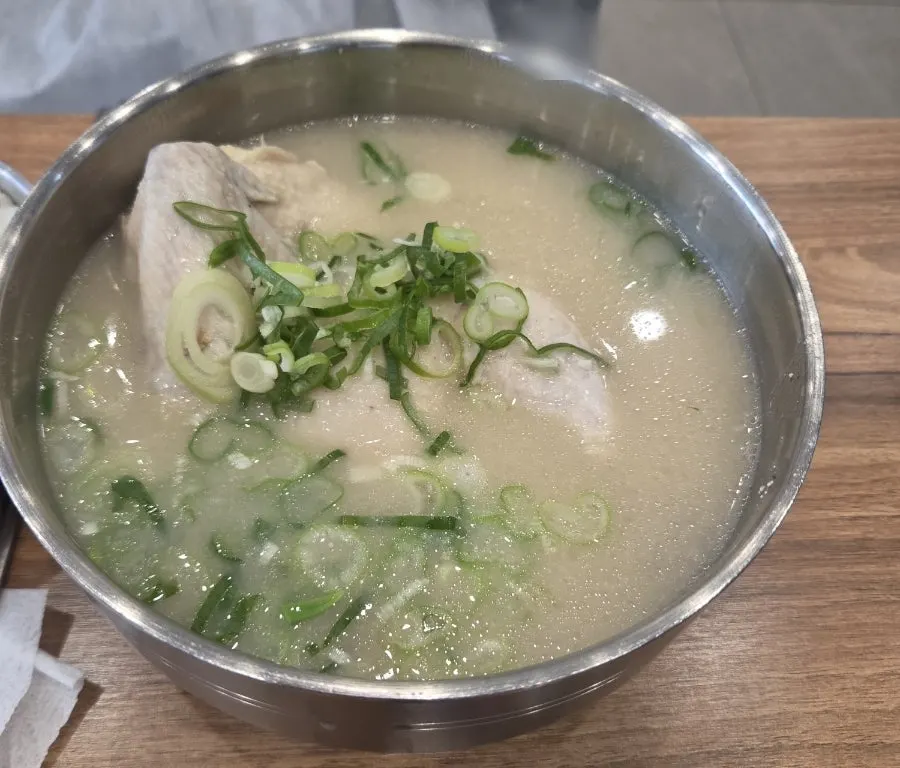 대파 올린 뚝배기 닭곰탕