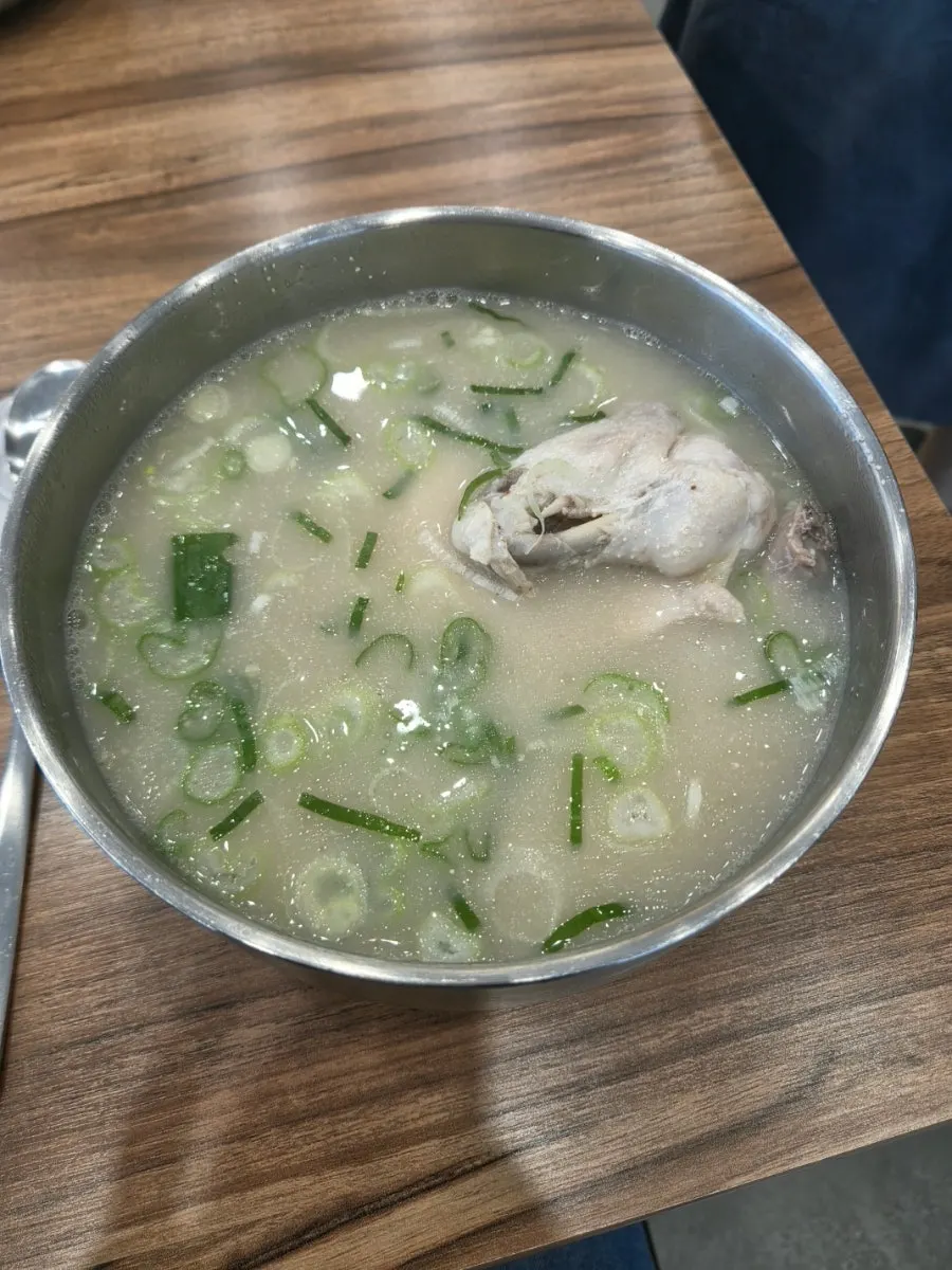 숟가락으로 떠올린 닭곰탕 국물