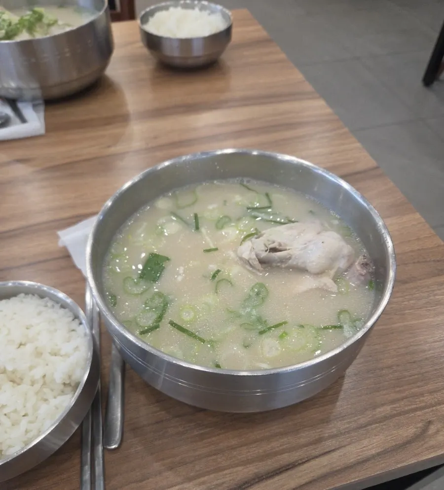 뼈에서 분리되는 부드러운 닭고기 살