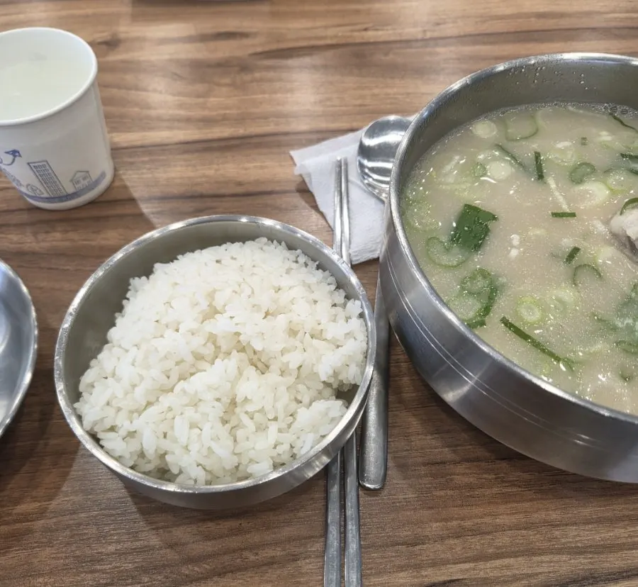 닭 반 마리가 가득한 닭곰탕 속살