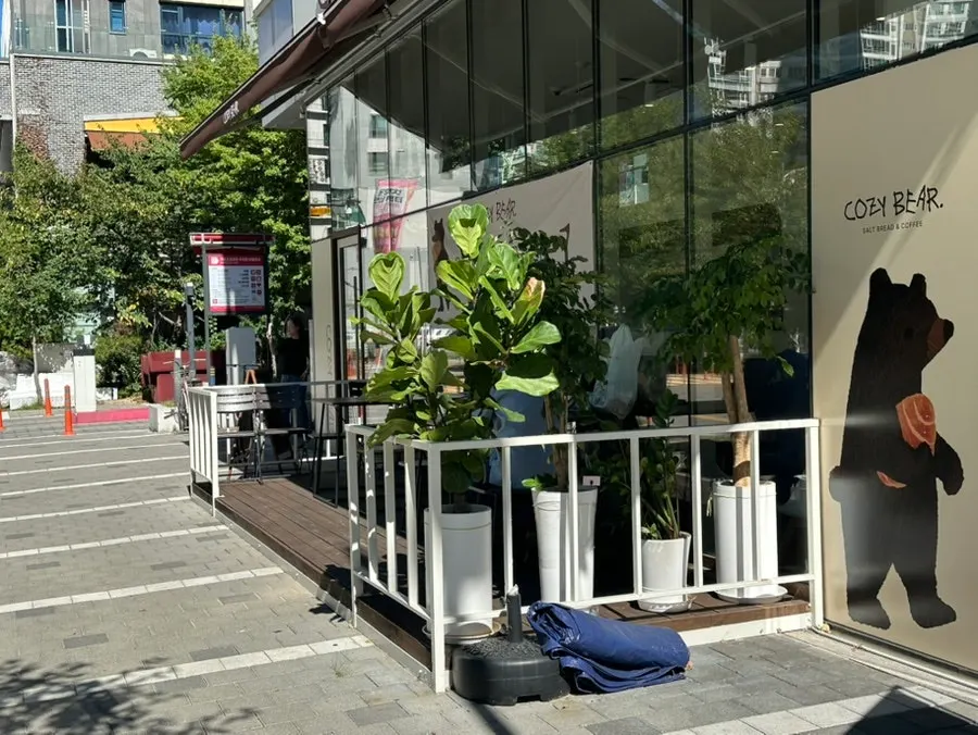 코지베어 매장 앞 테라스석