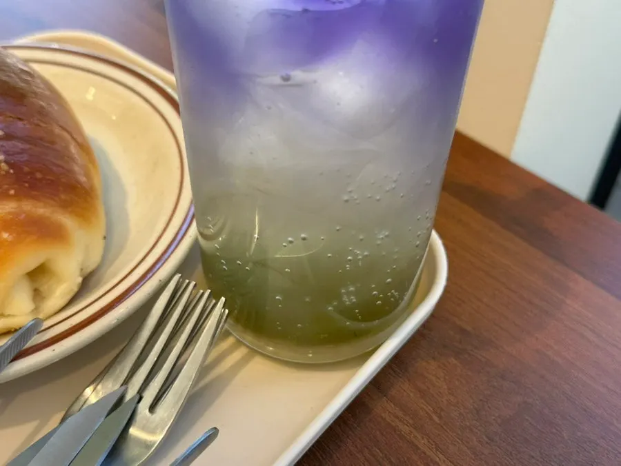 청포도에이드와 소금빵을 함께 둔 테이블