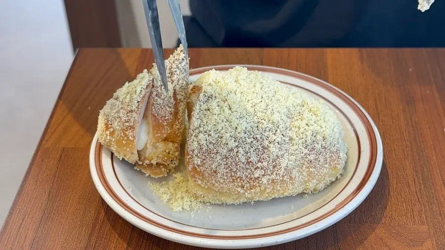 비법 크림이 들어간 카스테라소금빵 단면