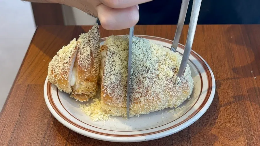 크림 가득한 카스테라소금빵 속