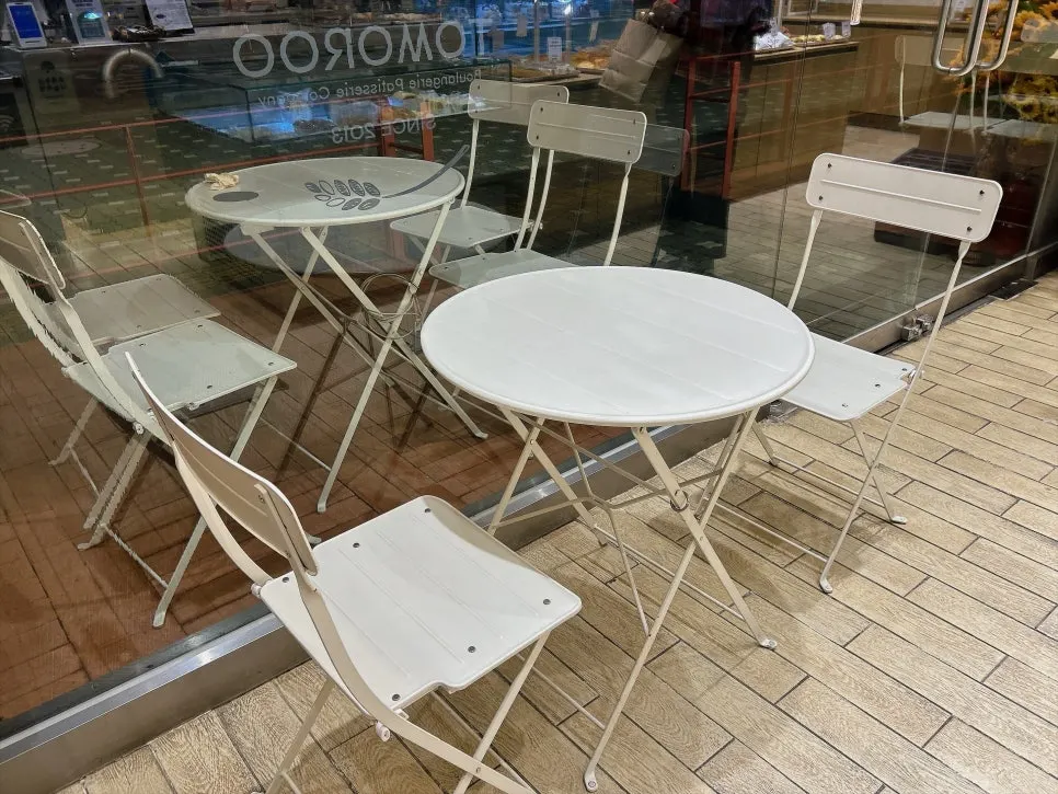 Shops around Tomoru Bakery
