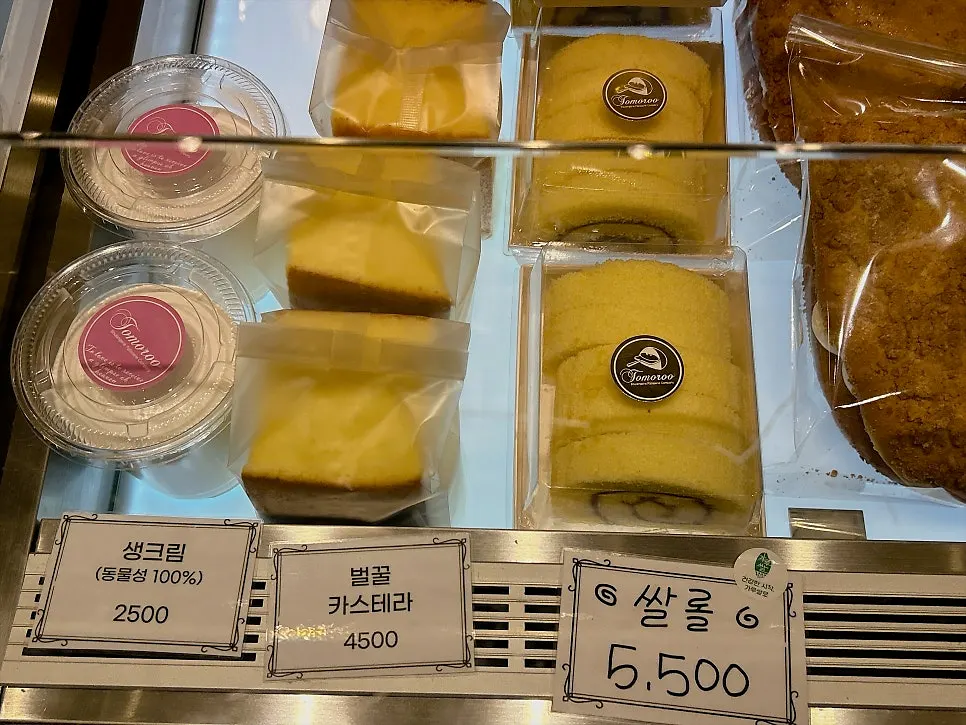 Tomoru Bakery bread shelves