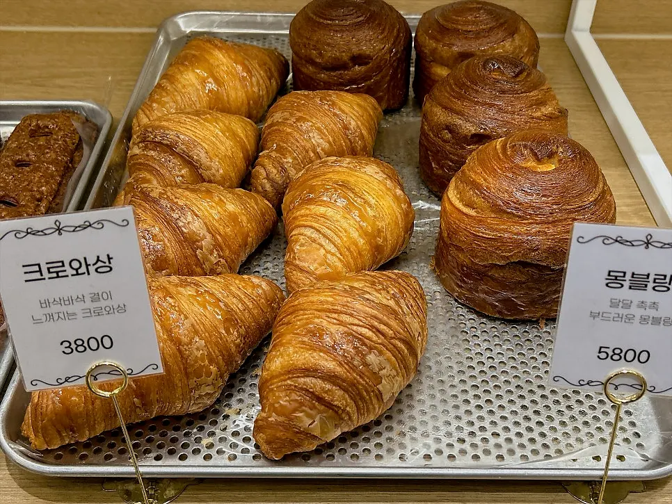 Breads with handmade red bean paste at Tomoru Bakery