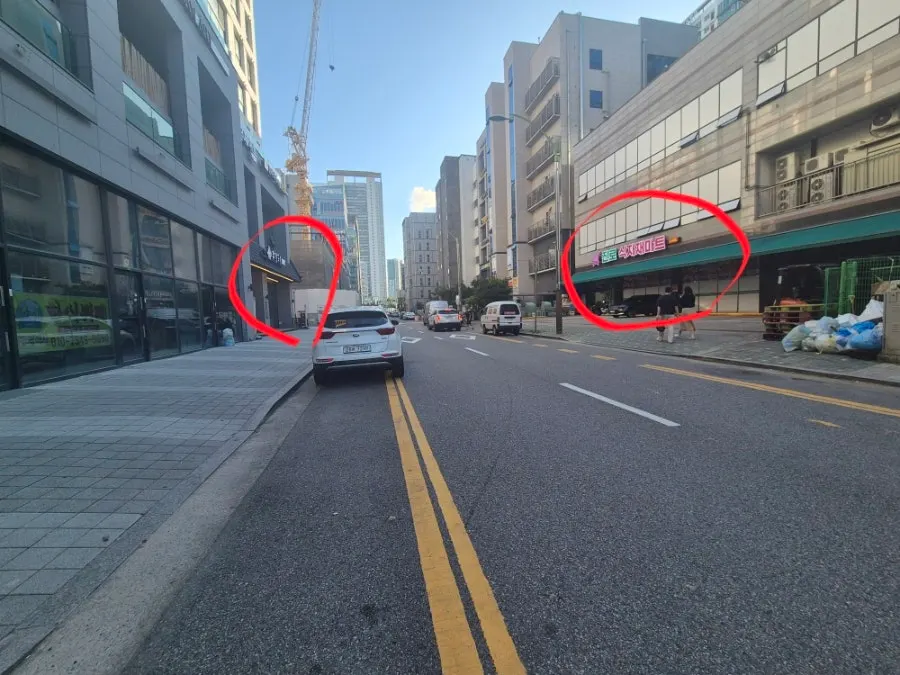 Map showing parking across from the food market