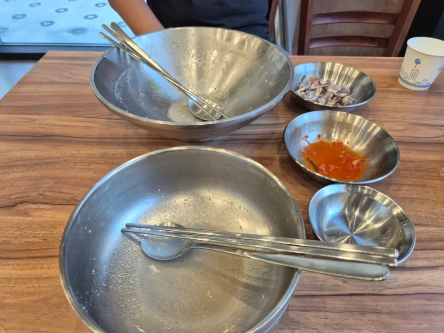 Empty bowls after finishing the kalguksu and gomtang