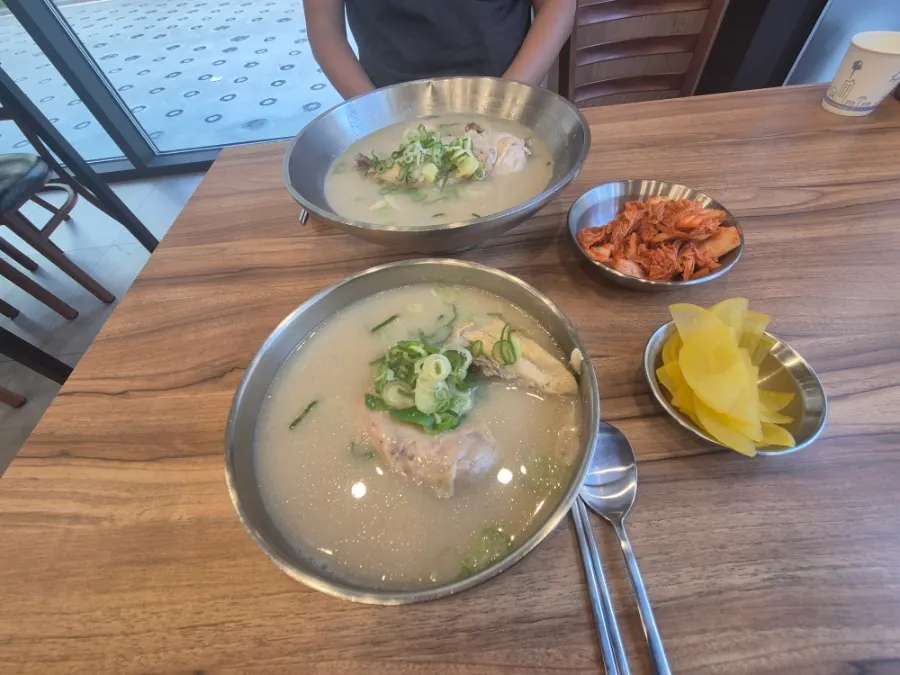 The table and store view after finishing the meal