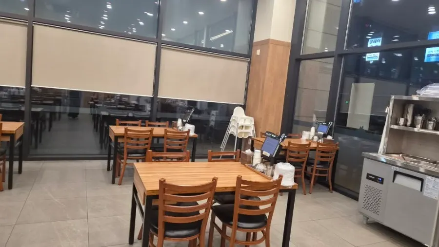 언양닭칼국수 인천송도점 매장 앞 골목과 주차 공간