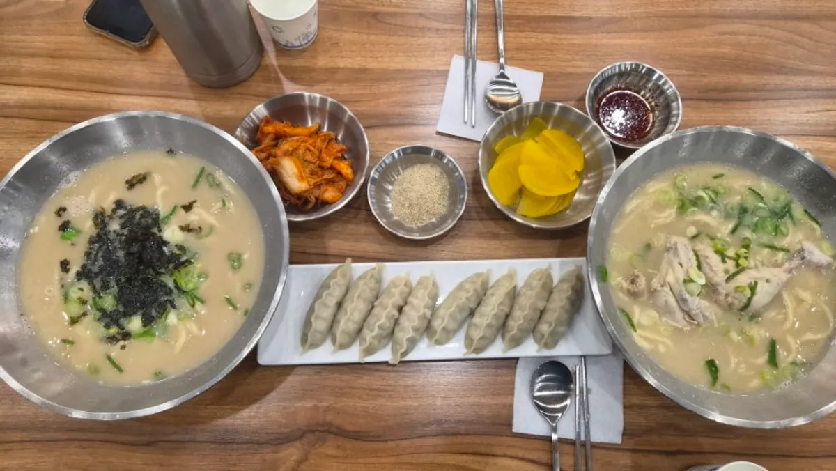 닭칼국수 닭곰탕 찜닭이 적힌 언양닭칼국수 메뉴판