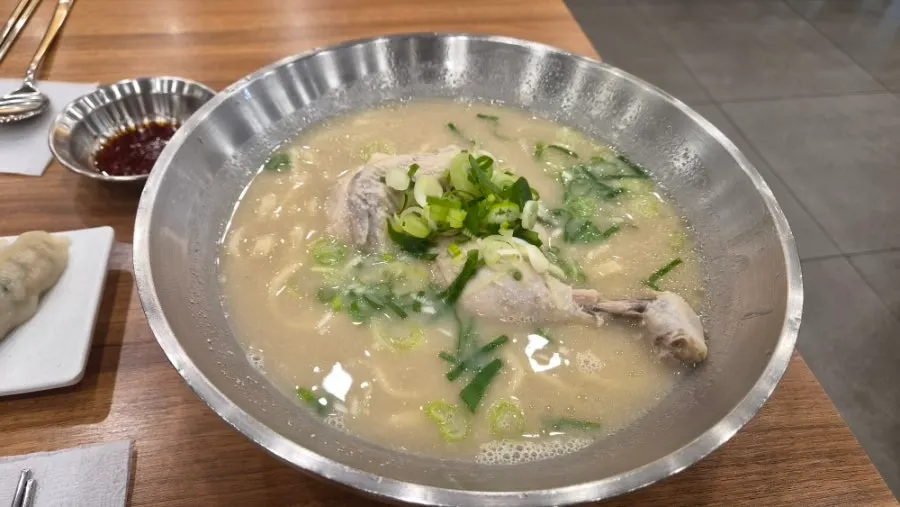 닭 반 마리가 올라간 닭칼국수 한 그릇