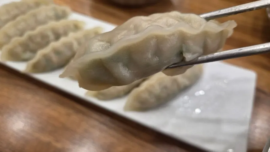 쫄깃만두와 칼국수를 함께 차린 저녁 상차림