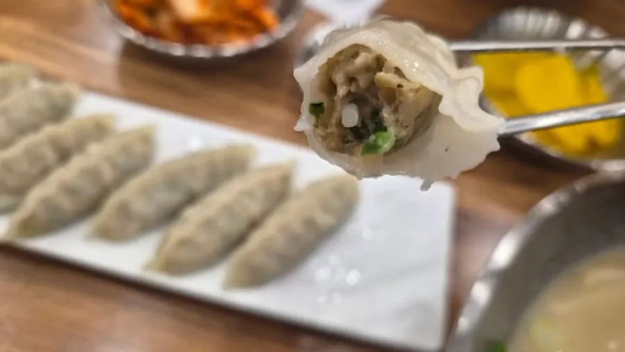 결대로 찢어지는 닭칼국수 닭다리살