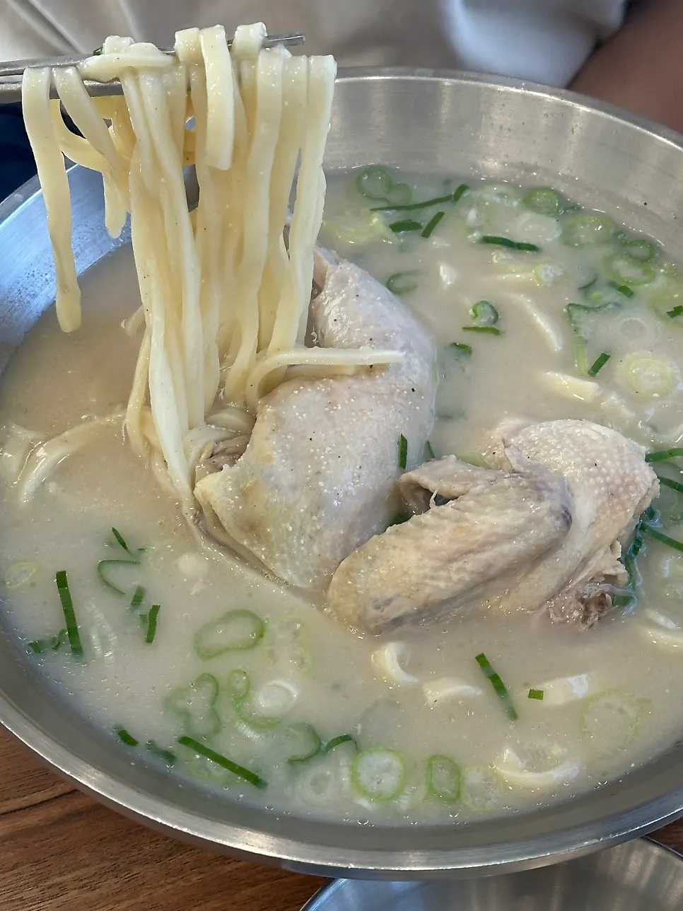 면과 국물을 함께 먹는 식사 관련 사진