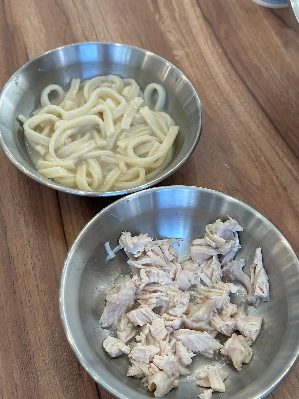 부드러운 닭고기 칼국수 관련 사진