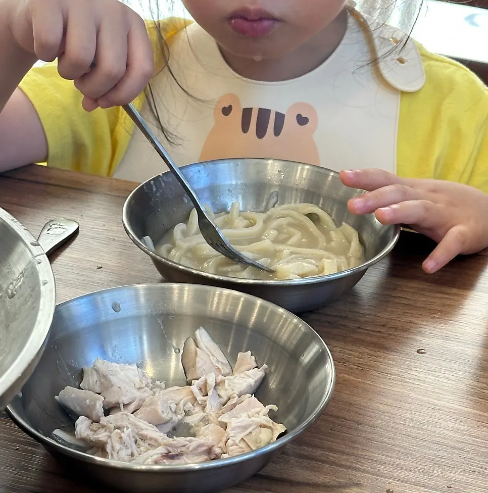 닭고기와 칼국수 식사 관련 사진